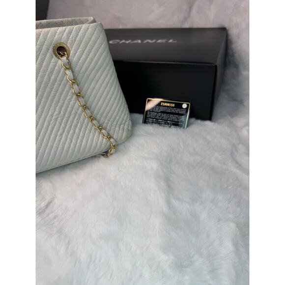 Chanel Vintage Chevron Quilted Shoulder Bag with CC Charm - Picture 9 of 9